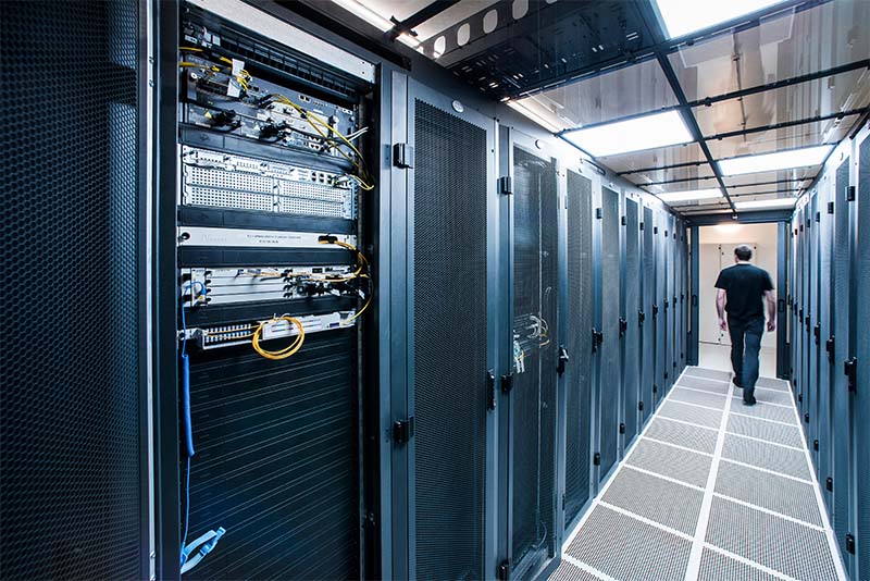 tủ rack trong trung tâm dữ liệu